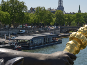 2022-2023 – Côté Seine Port des Invalides à Paris 7ème - Bâtiment flottant de 40 m x 9 m accueillant le restaurant « Riviera Fuga »
